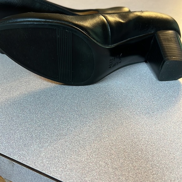 Naturalizer black leather pumps, size 8 M. - Picture 6 of 8